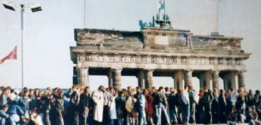 Pád berlínské zdi v roce 1989.