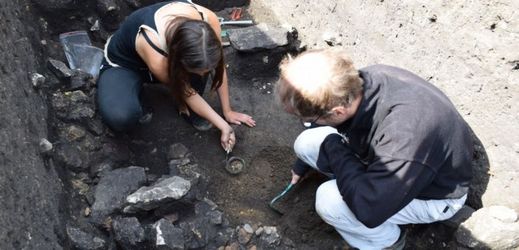 Archeologové nalezli stopy pravěkého osídlení v prostoru viniční trati Šobes.