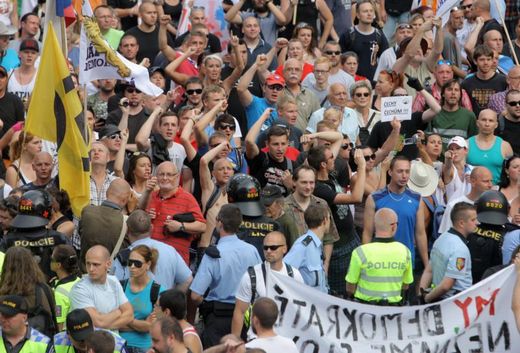 Účastníci demonstrace Národní demokracie proti imigrantům a za vystoupení z Evropské unie, která se konala 18. července na Václavském náměstí a Můstku v Praze.