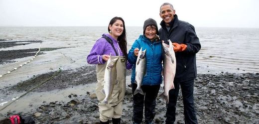 Obama na Aljašce s domorodci.