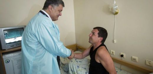 Porošenko při návštěvě zraněného policisty v kyjevské nemocnici.