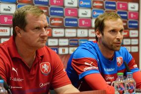 Trenér Pavel Vrba s gólmanem Petrem Čechem.