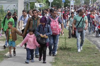 Na Německo se valí migrantská tsunami.