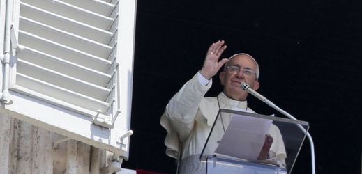 Papež František káže z okna na Svatopetrském náměstí.