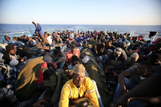 Zachránění migranti na plavidle Frontexu.