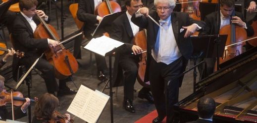 Česká filharmonie pod vedením dirigenta Jiřího Bělohlávka.