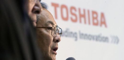 Zástupci firmy Toshiba po odhalení skandálu.