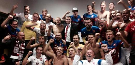 Miroslav Pelta (vlevo dole) slaví s českými fotbalisty. 