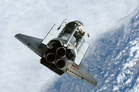 Raketoplán Discovery z paluby ISS.