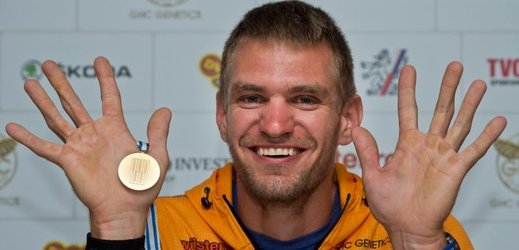 Ondřej Synek se zlatou medailí z mistrovství světa 2015. 