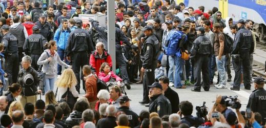 Uprchlíci přijíždí do Německa.