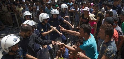 Zásah řeckých policistů proti migrantům ze 17. srpna.