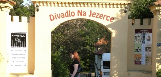 Divadlo Na Jezerce.