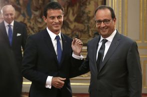 Laurent Fabius (vlevo) a francouzský prezident François Hollande.