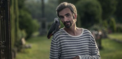 Herec Martin Myšička s šedým papouškem, představitelem hlavní role ve filmu Ztraceni v Mnichově.