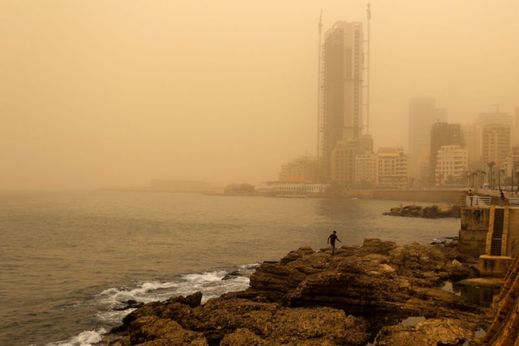 Pobřeží libanonské metropole zasažené písečnou bouří.