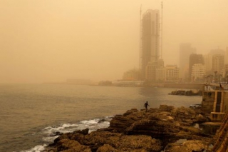 Pobřeží libanonské metropole zasažené písečnou bouří.