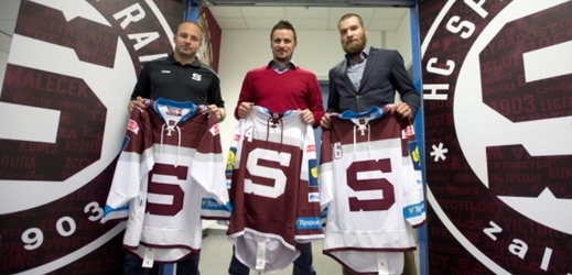 Hokejisté Sparty (zleva): Jaroslav Hlinka, Tomáš Popperle a Adam Polášek.