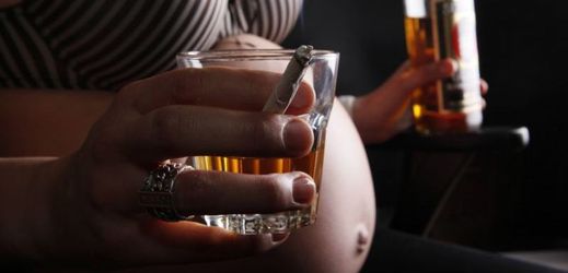 Vývoj plodu může negativně ovlivnit i malé množství alkoholu.