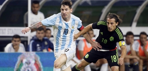 Lionel Messi (Argentina) a Andres Guardado (Mexiko).