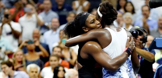 Americká tenistka Serena Williamsová porazila ve čtvrtfinále US Open svoji starší sestru Venus 6:2, 1:6 a 6:3. 