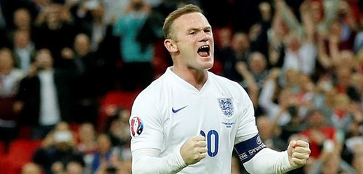 Útočník Wayne Rooney zaznamenal v 84. minutě z penalty 50. gól za národní tým a o jednu branku překonal Sira Bobbyho Charltona.