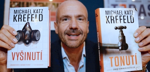 Spisovatel Michael Katz Krefeld se svými detektivkami.