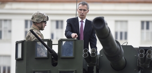 Generální tajemník NATO Jens Stoltenberg (druhý zleva) zahájil 9. září dvoudenní návštěvu České republiky. Na snímku je při prohlídce vojenských kasáren v Praze-Ruzyni.