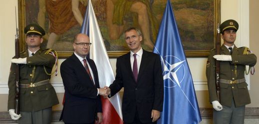 Předseda vlády Bohuslav Sobotka (vlevo) s generálním tajemníkem NATO Jensem Stoltenbergem.