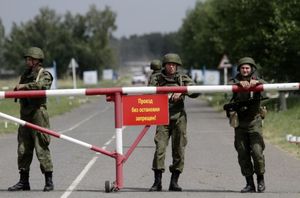 Ruští vojáci hlídají vjezd na vojenskou základnu v Omsku.