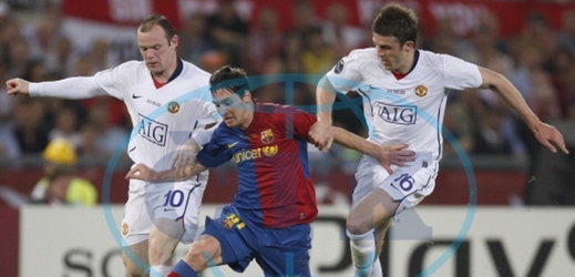 Wayne Rooney (vlevo) se snaží společně s Michaelem Carrickem obrat o míč Lionela Messiho z Bracelony (uprostřed).