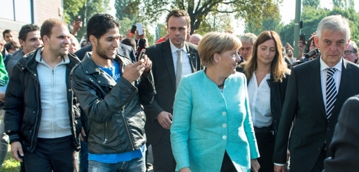Německá kancléřka Angela Merkelová přijela ve čtvrtek navštívit německý úřad pro imigranty.