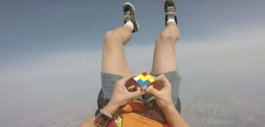 Odvážný parašutista složil Rubikovu kostku během volného pádu za pouhou minutu.