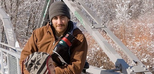 Jake Gyllenhaal ve snímku "Bratři". Na filmovém festivalu v Torontu se představí jako muž, který se musí vyrovnat s tragickou smrtí manželky.