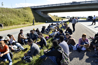 Migranti odpočívají na dánské dálnici E45 a blokují provoz.