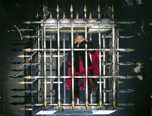 Madonna v kleci na turné Rebel Heart.