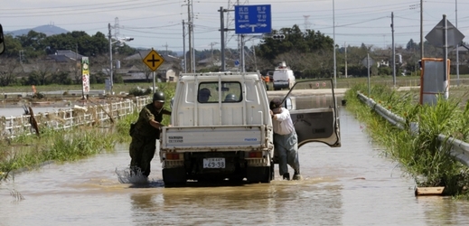 Japonsko zasáhly rozsáhlé záplavy a sesuvy půdy.