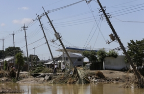 Rozsáhlé záplavy a sesuvy půdy připravily v Japonsku o život několik lidí.