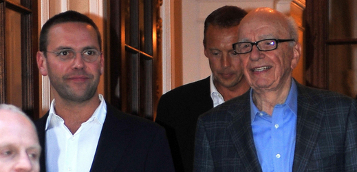 James Murdoch (vlevo), syn mediálního magnáta Ruperta Murdocha (vpravo).