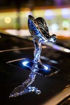 Ikonická postava Spirit of Ecstasy, symbol značky Rolls-Royce, se chystá usadit v Česku