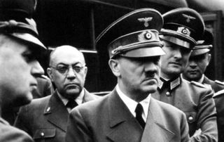 Hitler a jeho osobní lékař Morell (v brýlích za ním).
