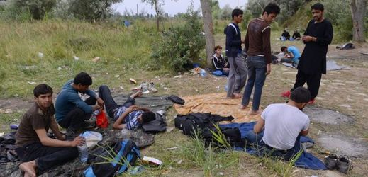 Uprchlíci na hranici Maďarska se Srbskem.