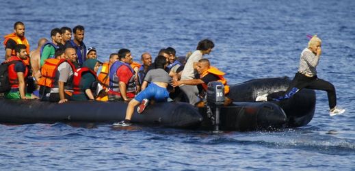 Uprchlíci ve člunu u řeckého ostrova Lesbos. 