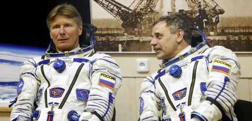 Ruští kosmonauti Gennady Padalka (vlevo) a Mikhail Korniyenko.