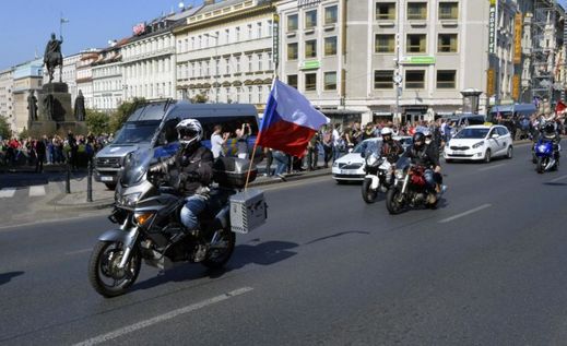 Protiislámskou demonstraci podpořili účastníci motorkářské demonstrace Bikeři proti islámu, kteří po několik minut za troubení a túrování projížděli v době shromáždění na Václavském náměstí v koloně po magistrále.