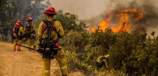 Hasiči hasící požár v Kalifornii. 