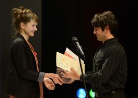 Eliška Kuchtová předávala cenu Pavlu Coufalíkovi Národní cenu za studentský design, kterou sama v roce 2012 vyhrála.