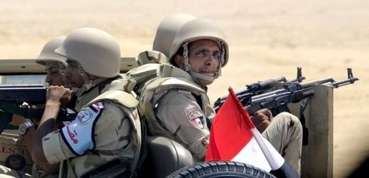 Egyptští vojáci hlídkují.