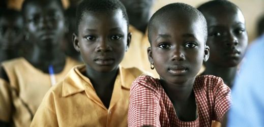 Děti ve škole postavené díky fair trade - spravedlivému obchodu.