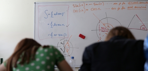 Studenti při zadání maturitních prací z matematiky (ilustrační foto).